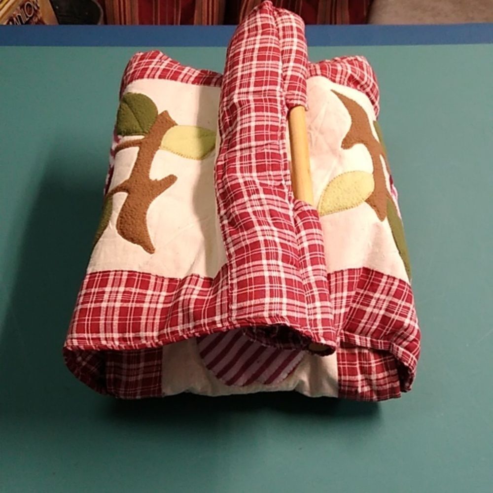 Covered Dish Carrier Red Plaid Apple Quilt with Wooden Handles Cottagecore - Picture 5 of 7